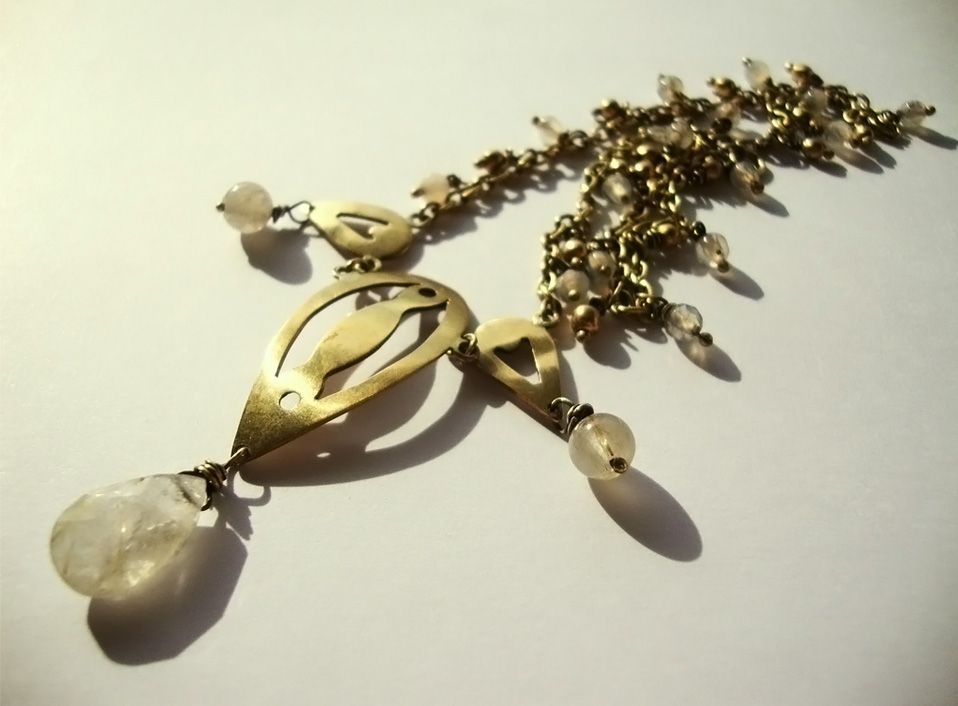 - 01 -Tocado de bronce con cuarzos rutilados naturales.