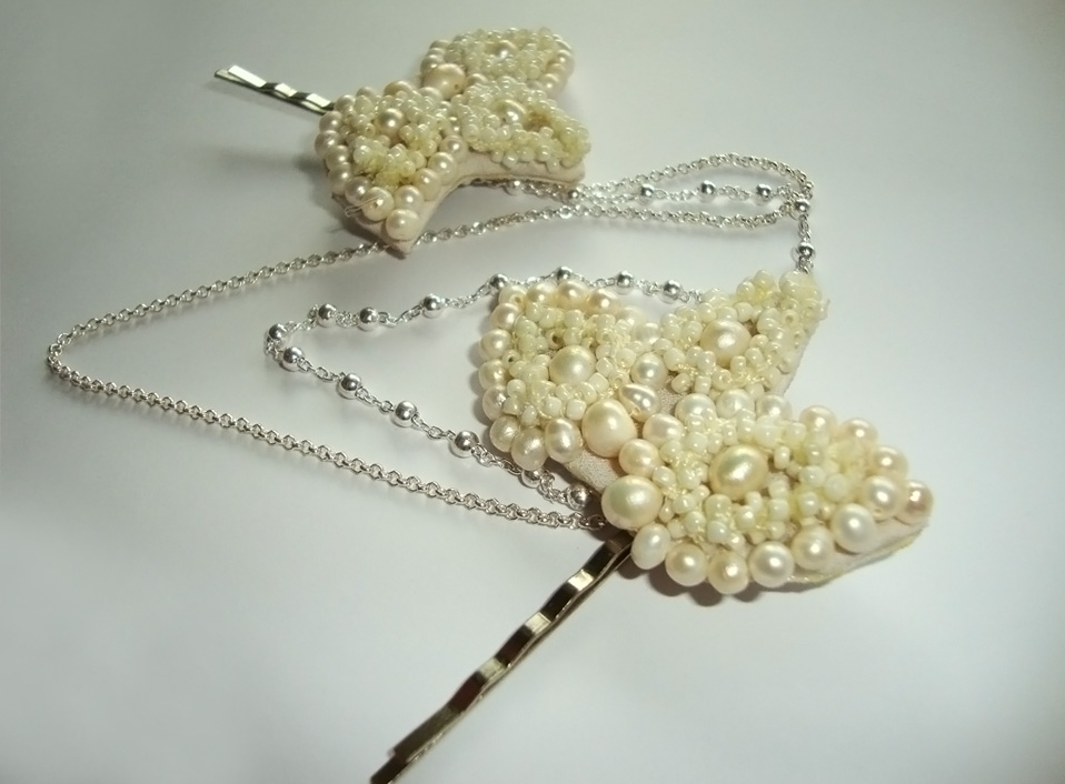 - 03 -Tocado de perlas naturales bordadas y cadenas de plata.