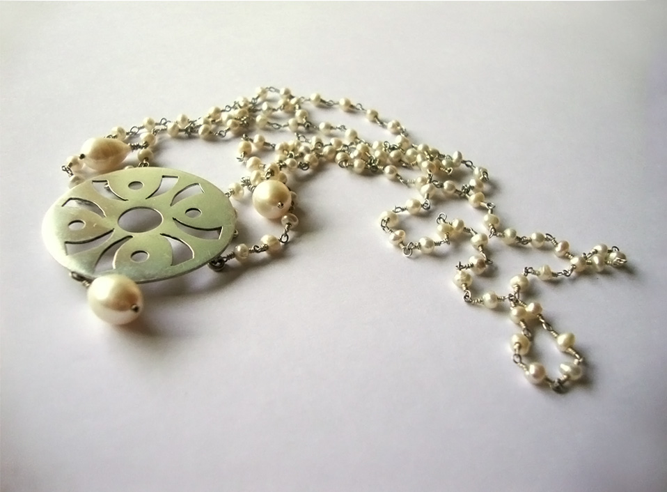 - 04 -Tocado de plata calada con perlas naturales.