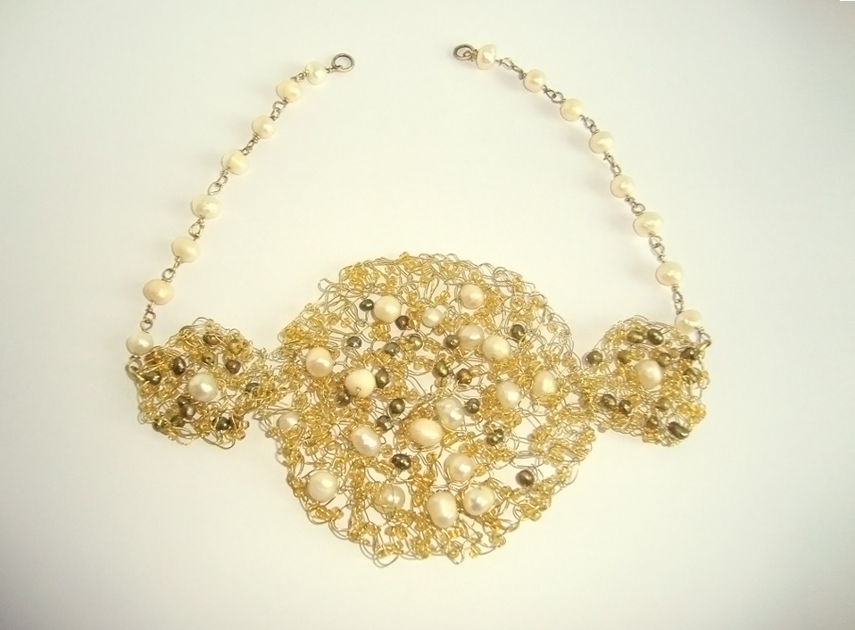 - 06 -Tocado tejido con bronce y perlas naturales.