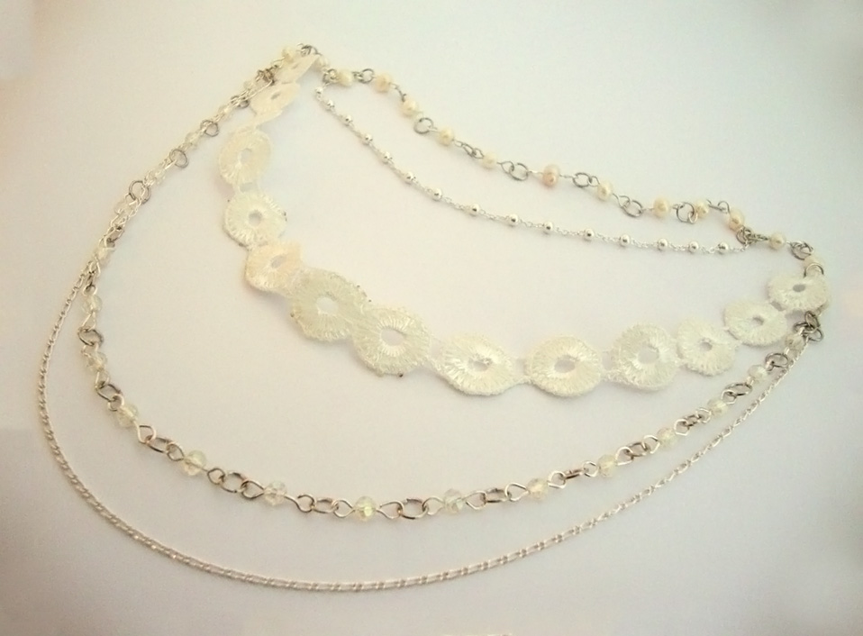 - 05 -Tocado cadenas de plata, género y perlas naturales.