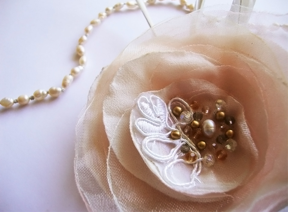 - 04 -Tocado bordado con cristales, perlas naturales y bronce.