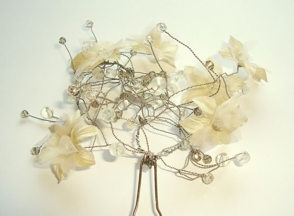 - 05 -Tocado con cuarzos naturales, cristales y flores artificiales.